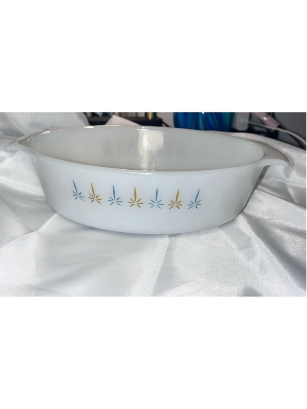 Vintage Fire-King Candle Glow 1.5 Qt Oval
Casserole Dish #433 Mid-Century Milk